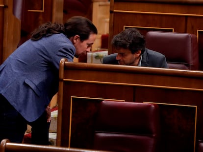 El vicepresidente Pablo Iglesias conversa con el diputado de Unidas Podemos Jaume Asens durante el pleno del Congreso del pasado miércoles.