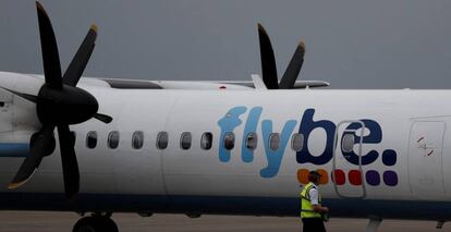 Avión de Flybe en el aeropuerto John Lennon de Liverpool.