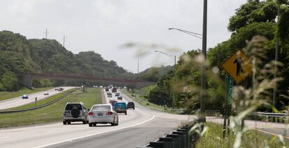 Coches en una de las autopistas que gestiona Abertis.