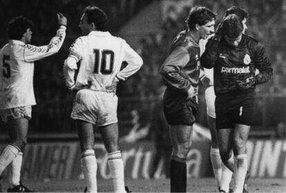 Sanchis, Gallego, Rípodas, Buyo (y tras él Míchel), en el Osasuna-Madrid suspendido en 1989 por el lanzamiento de petardos y otros objetos.