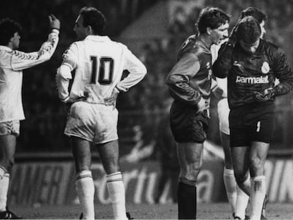 Sanchis, Gallego, Rípodas, Buyo (y tras él Míchel), en el Osasuna-Madrid suspendido en 1989 por el lanzamiento de petardos y otros objetos.