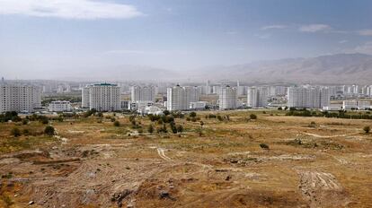 A pleno sol. Panorámica de la capital de Turkmenistán y de sus edificios de mármol blanco en el centro de la ciudad.