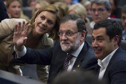 De izquierda a derecha, Mar&iacute;a Dolores de Cospedal, secretaria general del Partido Popular, el presidente del Gobierno Mariano Rajoy y el candidato del PP a la Junta de Andaluc&iacute;a, Juan Manuel Moreno Bonilla, durante el mitin de esta noche. 