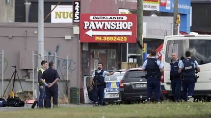 En una de las mezquitas había reunidas entre 300 y 500 personas, según algunos testigos. En la imagen, agentes de la policía vigilan el exterior de la mezquita de Linwood, en Christchurch, tras el ataque.
