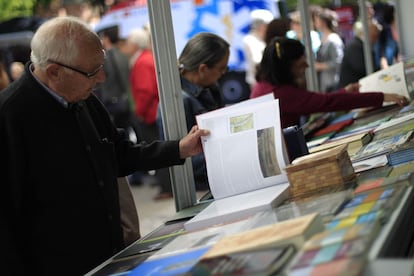 Un lector ojea un libro en la pasada edición de la Feria del Libro de Madrid.