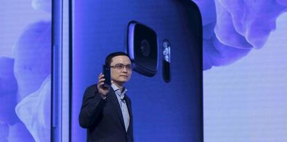 El presidente de la división de smartphones de HTC, Chialin Chang, muestra el nuevo HTC U Ultra en Taipéi, Taiwán.