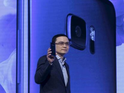 El presidente de la división de smartphones de HTC, Chialin Chang, muestra el nuevo HTC U Ultra en Taipéi, Taiwán.