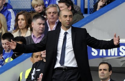 Roberto Di Matteo, nuevo técnico del Chelsea, celebra la victoria de su equipo ante el Stoke (1-0)