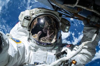 El astronauta Barry Wilmore trabaja en el exterior de la Estación Espacial Internacional el pasado 21 de febrero de 2015.