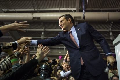 El candidato presidencial estadounidense por el partido Republicano Ted Cruz saluda a sus seguidores tras ganar los caucus de Iowa, en Des Moines.