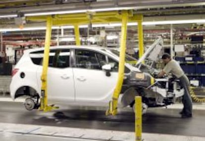 Un trabajador en la cadena de montaje de la planta de General Motors en Figueruelas(Zaragoza).