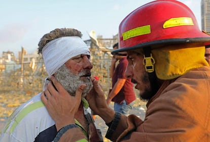 El incidente ha tenido lugar en una semana clave para el país. El viernes se espera que un tribunal emita su veredicto sobre el asesinato del ex primer ministro Rafik Hariri, en 2005. La explosión de este martes ha ocurrido muy cerca de la residencia de la familia Hariri. En la iamgen, un bombero asiste a uno de los heridos.