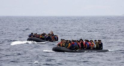 Docenas de refugiados llegan a la isla griega de Lesbos.