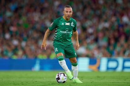 Santi Cazorla controla el balón durante el partido de homenaje a Joaquín Sánchez, el pasado mes de junio en Sevilla.