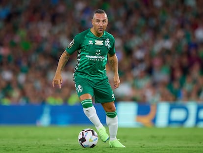 Santi Cazorla controla el balón durante el partido de homenaje a Joaquín Sánchez, el pasado mes de junio en Sevilla.