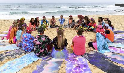 El 19 de octubre en Sídney, Australia, Meghan y Enrique se reunieron con un grupo local de surferos en Bondi Beach, llamados OneWave y con los que quisieron dar visibilidad a cómo el deporte y la diversión ayudan a la salud mental y el bienestar. Su imagen, sentados en un gran círculo y vestidos con collares de flores, dio la vuelta al mundo.