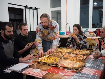 Thibault Lhonneur (en el centro) regidor del partido de La Francia Insumisa en Vierzon y comercial de profesión,  fotografiado la noche del sábado en su casa compartiendo unas pizzas y hablando de política junto a unos amigos de la localidad.