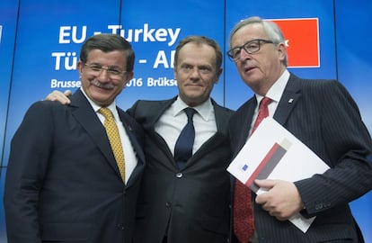 El primer ministro turco Ahmet Davutoglu (izda) posa con el presidente del Consejo Europeo Donald Tusk (c), y al presidente de la Comisión Europea (CE), Jean-Claude Juncker, durante la rueda de prensa ofrecida tras la cumbre de los jefes de Estado y de Gobierno de la Unión Europea (UE)