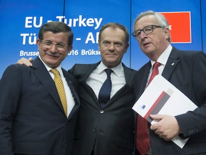 El primer ministro turco Ahmet Davutoglu (izda) posa con el presidente del Consejo Europeo Donald Tusk (c), y al presidente de la Comisi&oacute;n Europea (CE), Jean-Claude Juncker, durante la rueda de prensa ofrecida tras la cumbre de los jefes de Estado y de Gobierno de la Uni&oacute;n Europea (UE)