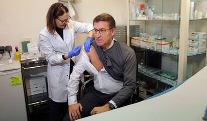 El presidente gallego, Alberto Núñez Feijóo,  vacunándose contra  la gripe en una campaña pasada.