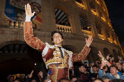 Roca Rey, a hombros tras cortar dos orejas al quinto toro de la tarde en Valencia.