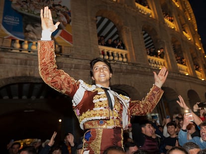 Roca Rey, a hombros tras cortar dos orejas al quinto toro de la tarde en Valencia.