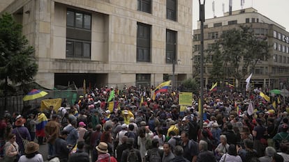 Manifestantes bloquean las salidas de la Corte Suprema de Justicia, en Bogotá.