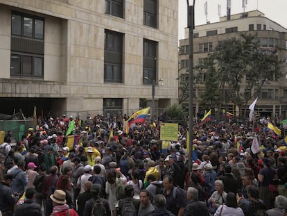 Manifestantes bloquean las salidas de la Corte Suprema de Justicia, en Bogotá.