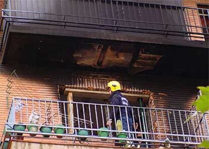 Un bombero, en el edificio incendiado en Calahorra.