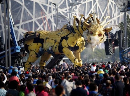 Long Ma, un monstruo mec&aacute;nico mitad drag&oacute;n mitad caballo, en la explanada frente al estadio ol&iacute;mpio de Pek&iacute;n. 