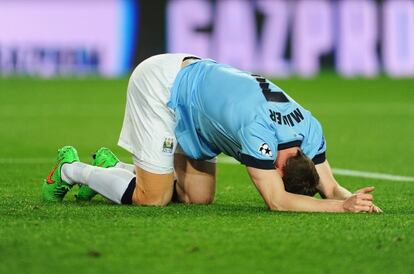 El inglés Milner, del City, sobre el césped del Camp Nou.