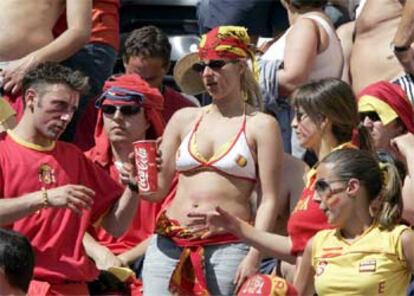 Un grupo de aficionados españoles, en las gradas del estadio Bessa.