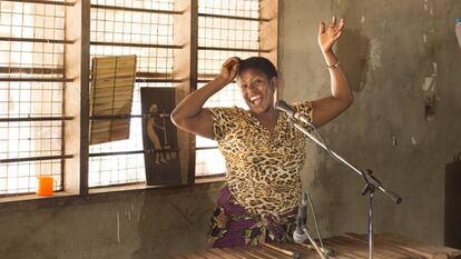 Una mujer canta y toca durante un ensayo de una de las bandas lideradas por el músico Msafiri Zawose en Bagamoyo.