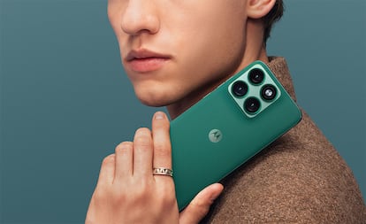 Chico con el nuevo motorola Edge 70 fusion