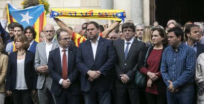 Concentraci&oacute;n el lunes en la Plaza Sant Jaume contra la represi&oacute;n policial, con todo el Gobierno catal&aacute;n, entre ellos Carles Puigdemont y Oriol Junqueras, y la alcaldesa de Barcelona, Ada Colau. 