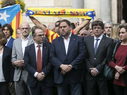 Concentraci&oacute;n el lunes en la Plaza Sant Jaume contra la represi&oacute;n policial, con todo el Gobierno catal&aacute;n, entre ellos Carles Puigdemont y Oriol Junqueras, y la alcaldesa de Barcelona, Ada Colau. 