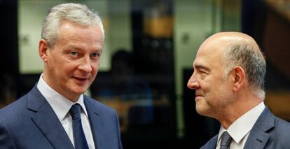 El comisario europeo de Asuntos Económicos y Financieros, Pierre Moscovici (a la derecha), conversa con el ministro de Economía francés, Bruno Le Maire, antes de la reunión del Eurogrupo en Luxemburgo.