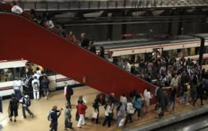 Decenas de personas en la estación de Atocha de Madrid. EFE/Archivo