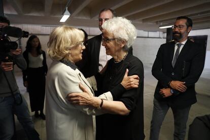 Saludo entre la alcaldesa de Madrid, Manuela Carmena y la directora del diario EL PAÍS, Soledad Gallego-Díaz.