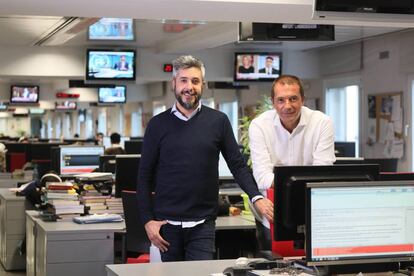 Dani Garrido y Manu Carreño, en la redacción de la Cadena SER.