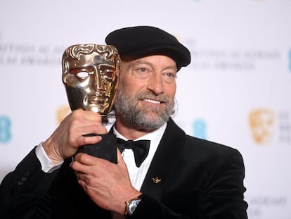 Troy Kotsur, con el Bafta al mejor actor de reparto por CODA.