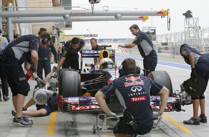 Sebastian Vettel en el pit lane.