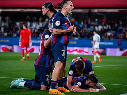 Los jugadores del Barça Atlètic celebran uno de los goles ante el Castillla, en el playoff de ascenso a Segunda.
