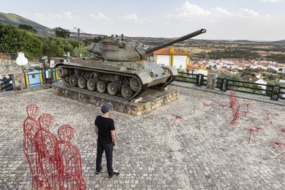 Tanque de las guerras coloniales, utilizado en una obra de la artista Ana Moreira en Penha Garcia (Portugal).