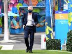 Melbourne (Australia), 04/02/2021.- Tennis Australia CEO Craig Tiley wearing a protective face mask arrives for a press conference at Melbourne Park in Melbourne, Australia, 04 February 2021. Australian health authorities are on alert and Australian Open Grand Slam preparations on hold and all lead in events, the ATP Cup and Melbourne Summer Series tennis tournaments have been postponed after a hotel worker was tested positive for the coronavirus COVID-19 disease. The draw of the Australian Open was delayed to 05 February 2021. (Tenis, Abierto) EFE/EPA/DAVE HUNT AUSTRALIA AND NEW ZEALAND OUT