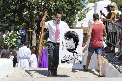 Una fotografía de Ángel Nieto es transportada durante un momento del funeral. 