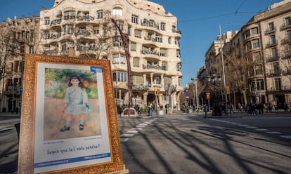 Una de les obres que la plataforma assegura que ha col·locat en un dels carrers de Barcelona.