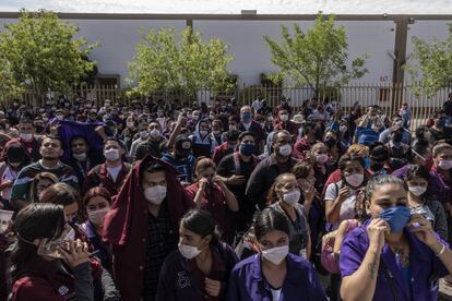 Los empleados de las maquiladoras exigen recibir el salario completo durante el tiempo que duren las medidas de confinamiento y denuncian la falta de protección en los centros de trabajo. Hasta el 20 de abril, cuando se tomó esta fotografía, habían muerto más de cuatro trabajadoras de maquilas.