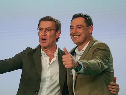 El presidente del PP, Alberto Núñez Feijóo, y el candidato del partido a la Junta, Juan Manuel Moreno, en un acto de precampaña en Sevilla el 29 de mayo.