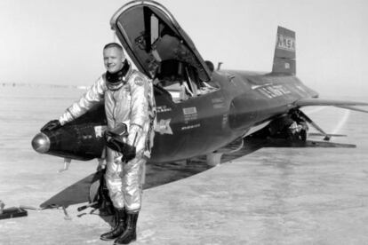 Neil Armstrong junto a un avión X-15-3 en Rogers Dry Lake de la base de la Fuerza Aérea de Edwards
